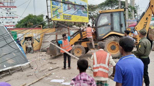 ঢাকা-চট্টগ্রাম মহাসড়কে উচ্ছেদ অভিযান